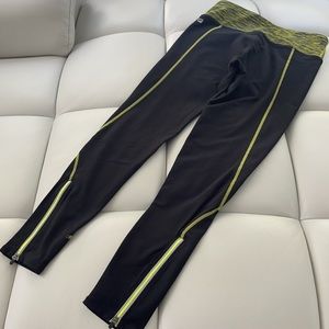 Fabletics leggings with zipper ankles. Size XS.